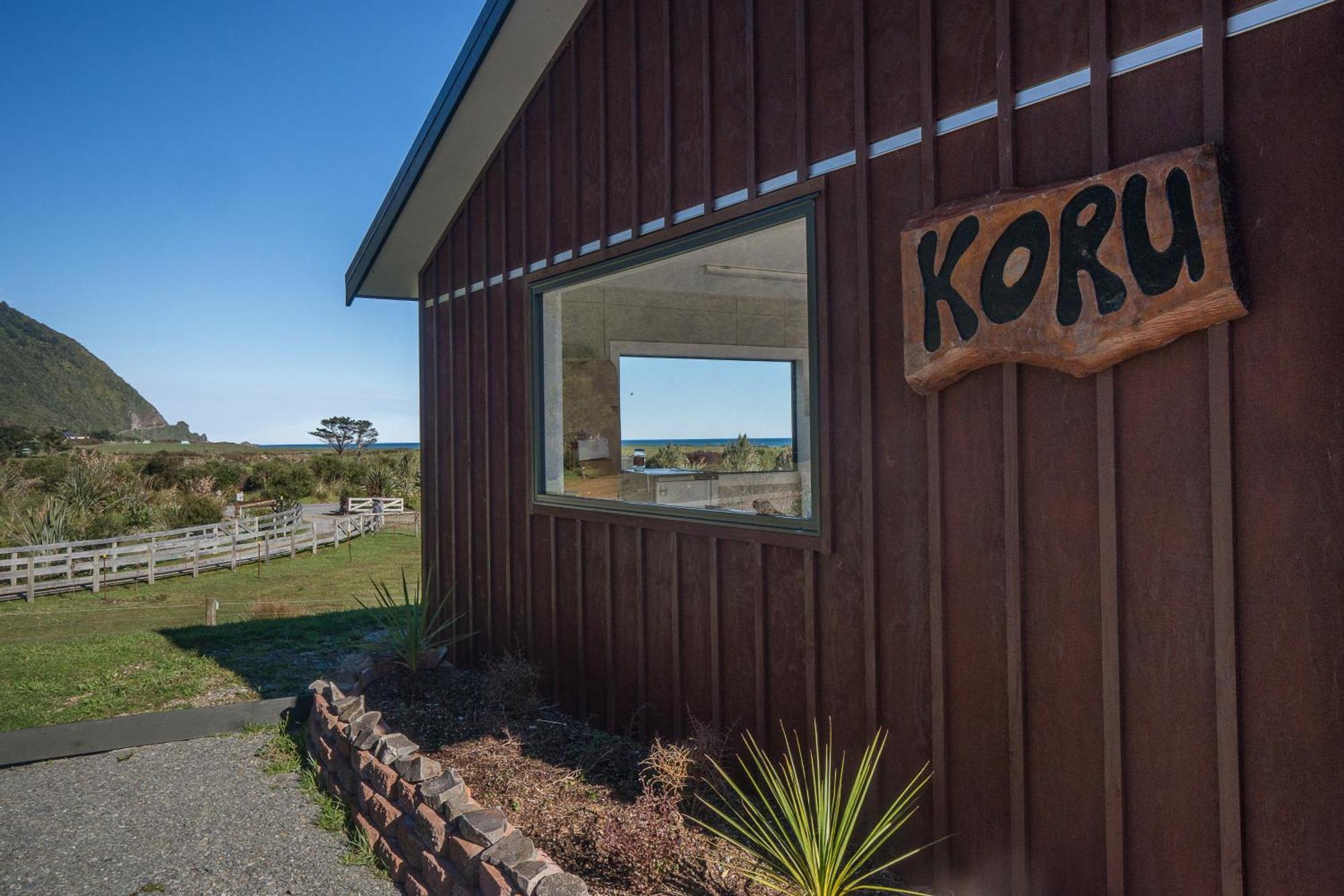 Koru Beachfront Holiday Cabins & Hot Tub Barrytown Dış mekan fotoğraf